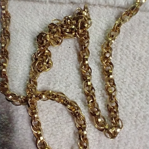 Long goldtone circles necklace - Picture 4 of 5